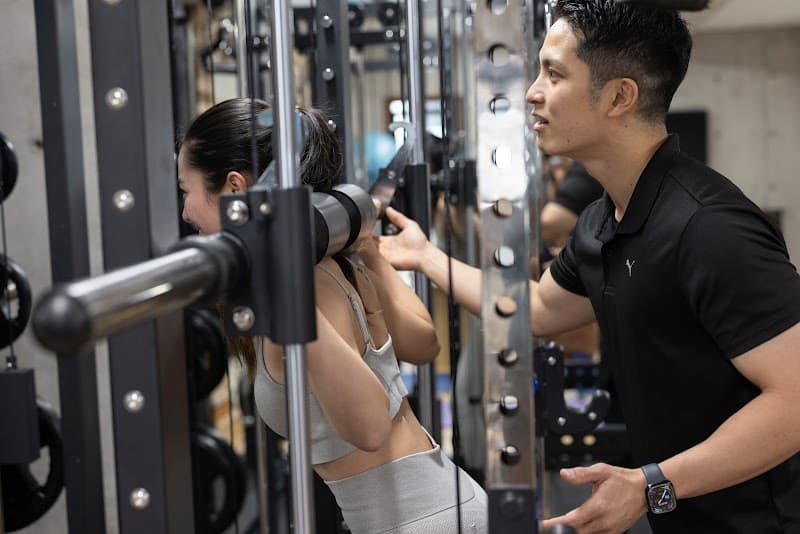 パーソナルトレーニングジム Fit. 那覇泉崎店【姿勢改善、ダイエット、ボディメイク、筋トレ、初心者大歓迎】